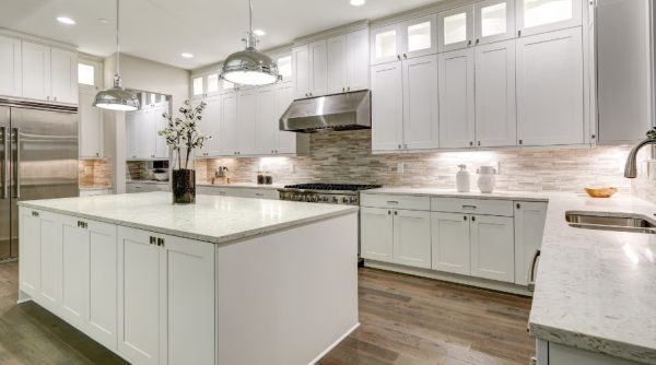 Dapur dengan aksen batu alam pada backsplash dan lemari dapur